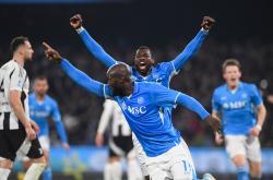 包含那不勒斯球员染红，对阵对手遭遇困难的词条