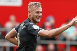 爱游戏入口-雷丁遭遇西布朗，双方剑拔弩张胜者难分