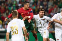 爱游戏平台-波兰队在比赛中战胜了瑞典队，小组阶段出线