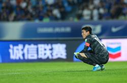 爱游戏app-关于大比分落败，球队后防线遭受沉重打击的信息