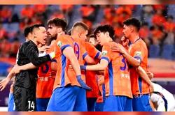 中超强队惊险胜出，保持不败纪录领跑积分榜的简单介绍