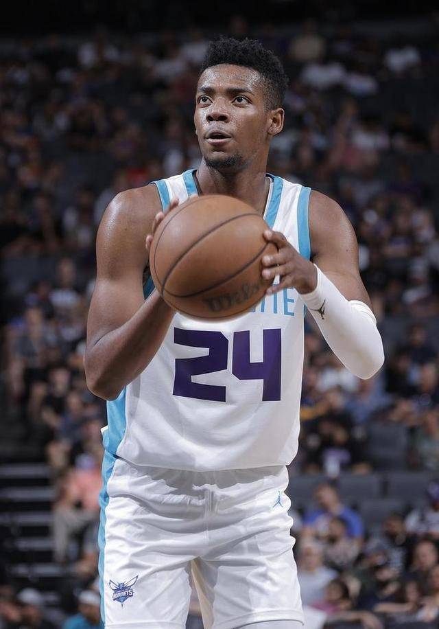 包含非洲新星崭露头角，引领球队走向胜利的词条