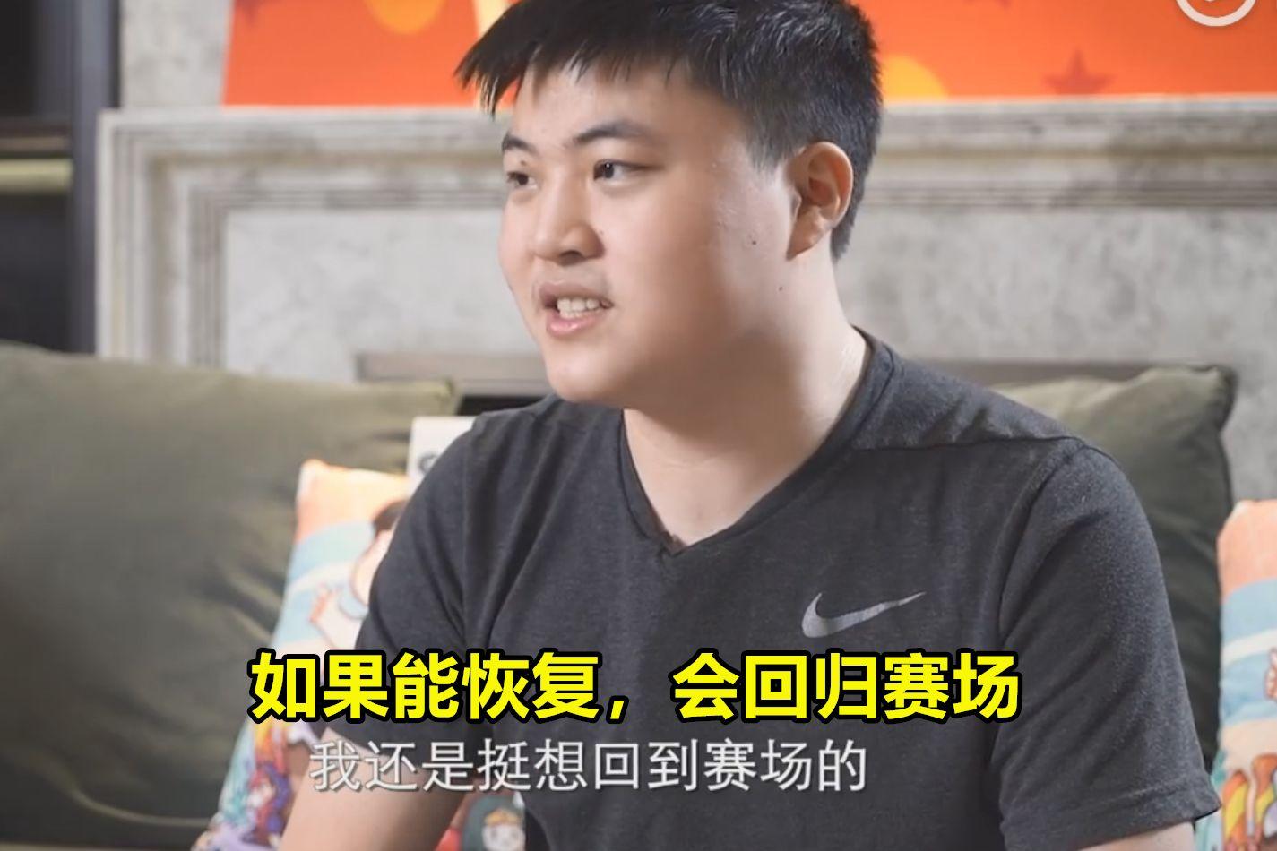 选手深夜独自训练，为赛场再战做准备