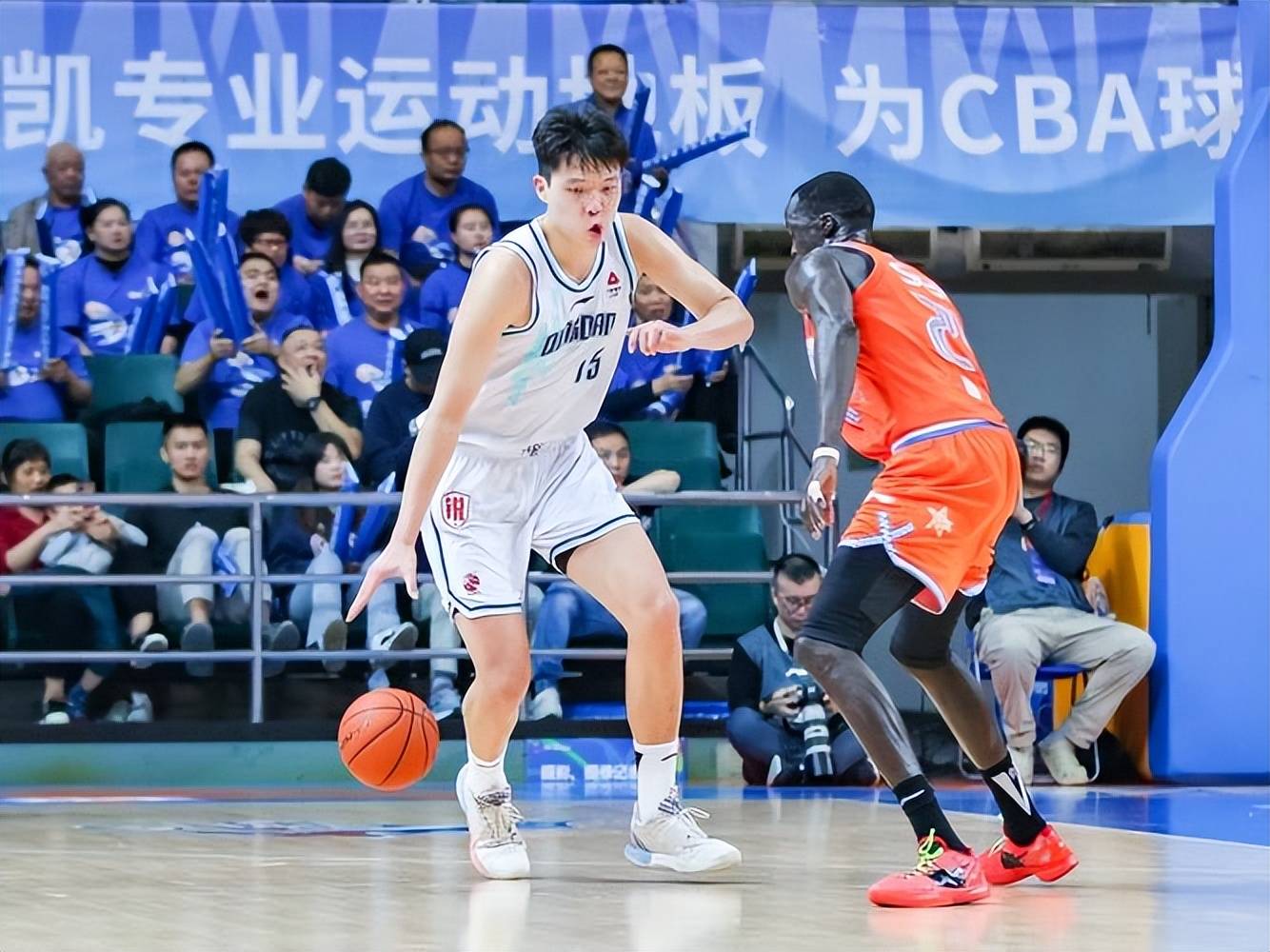 热门篮球赛事展现了球员们的高水准技术