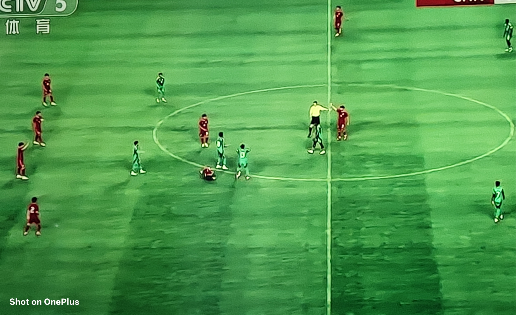 关于球队球员中场传中接连命中球门的信息