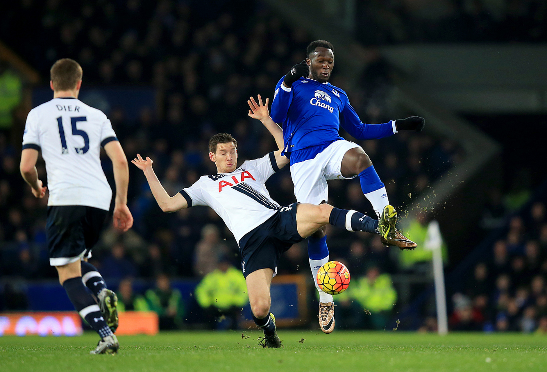 足球强强对话，大战引人入胜