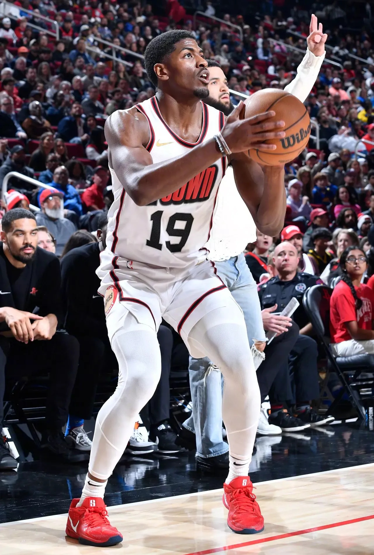 火箭主场胜马刺，全明星表现抢眼