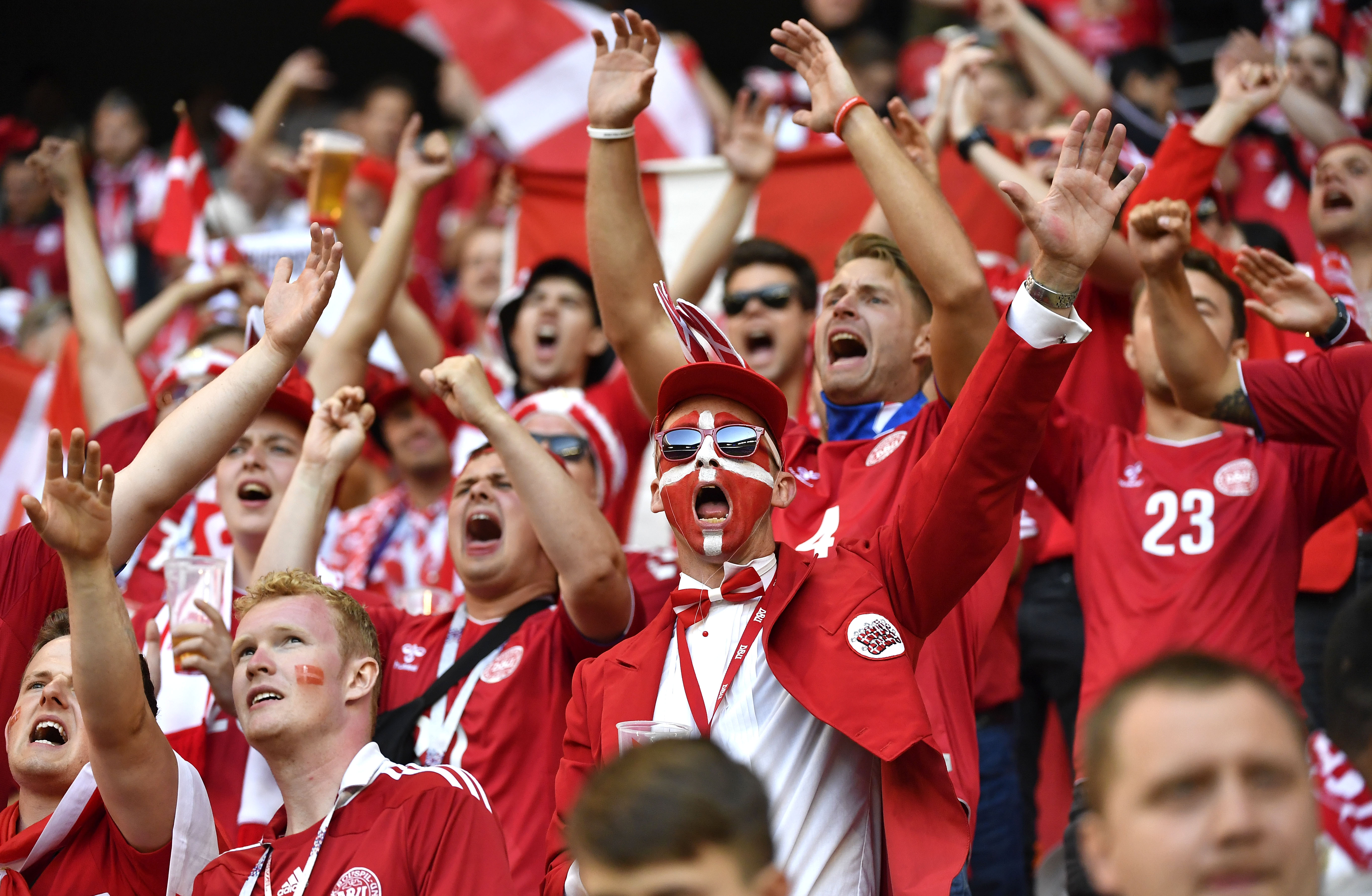 球迷们守候着精彩的足球对决 球迷们守候着精彩的足球对决