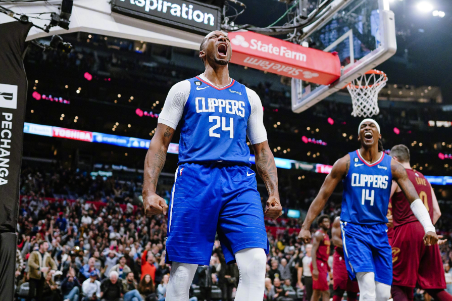 包含惊险连胜！拉科鲁尼亚主场险胜，保持不败纪录的词条