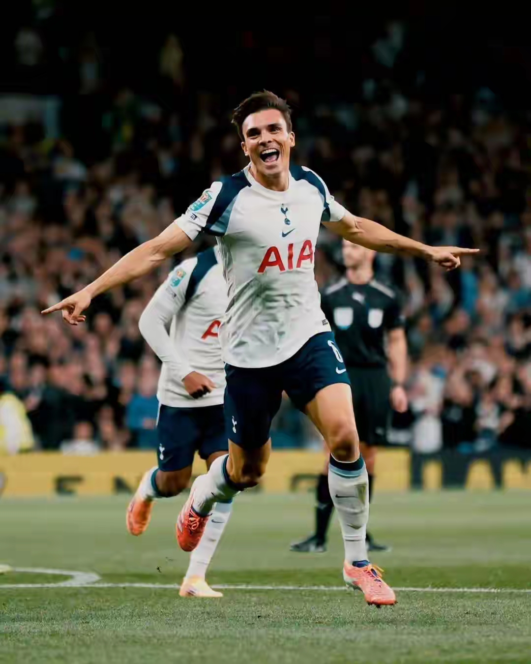 包含曼城大胜热刺，稳居英格兰足球联赛榜首的词条