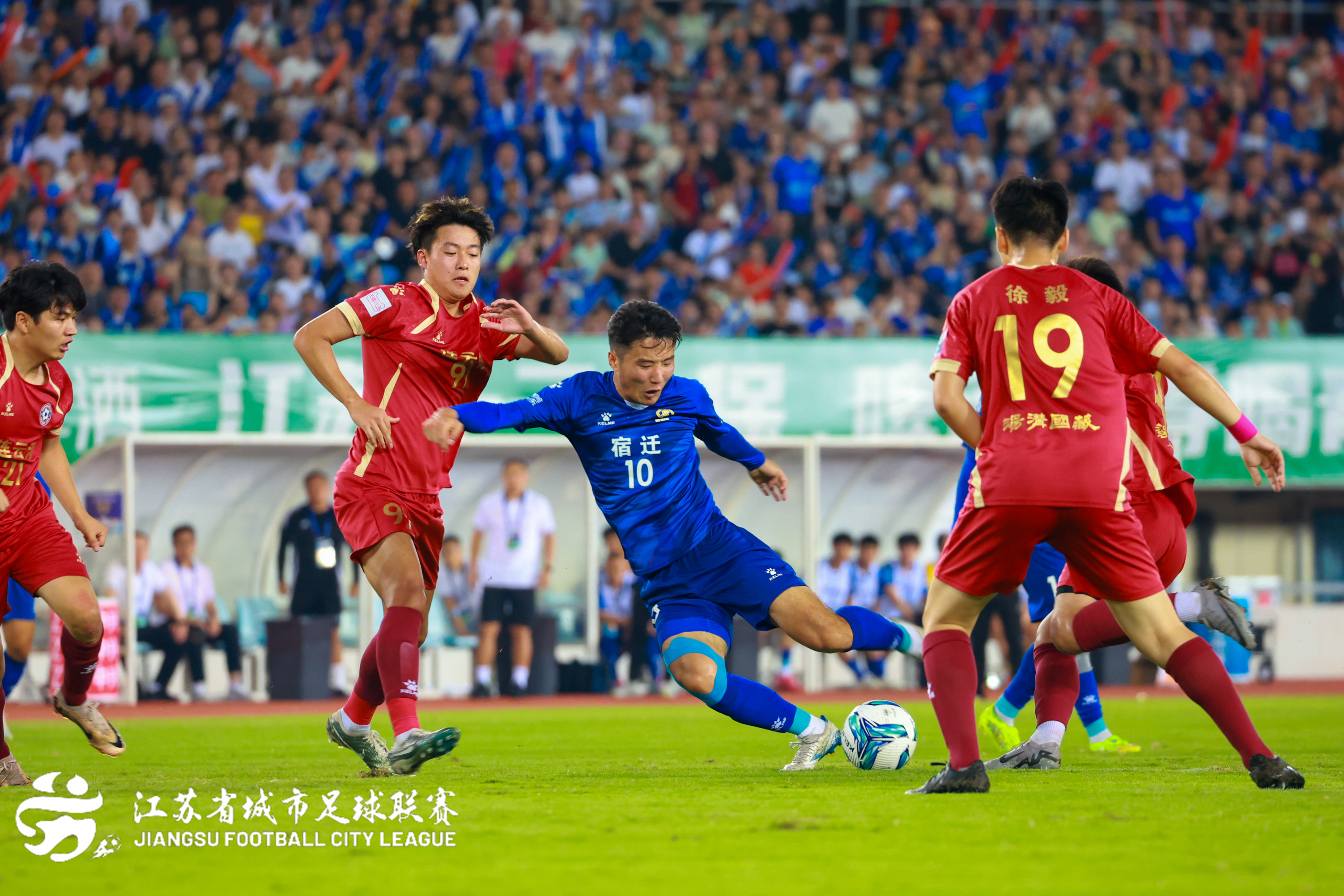 球员们备战!足球联赛即将开赛 球员们备战!足球联赛即将开赛