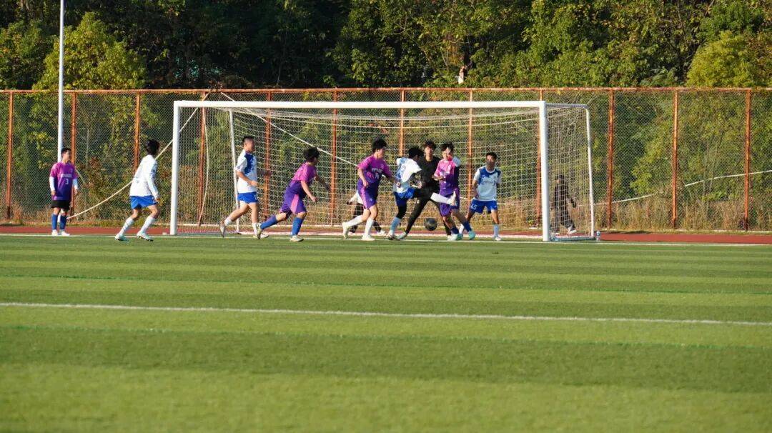 关于足球赛事精彩无限，各队实力拼搏的信息