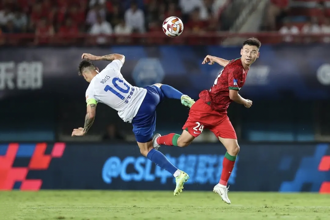 比赛中中场球员带队出奇制胜，善用战术