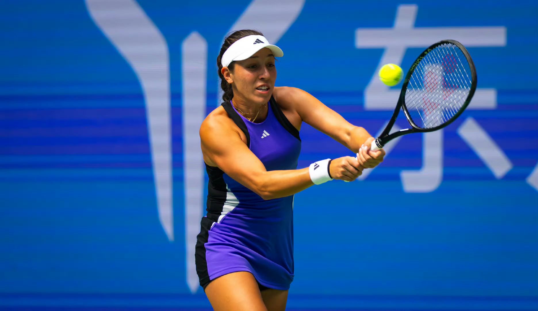 近期足球赛事女子选手表现神勇